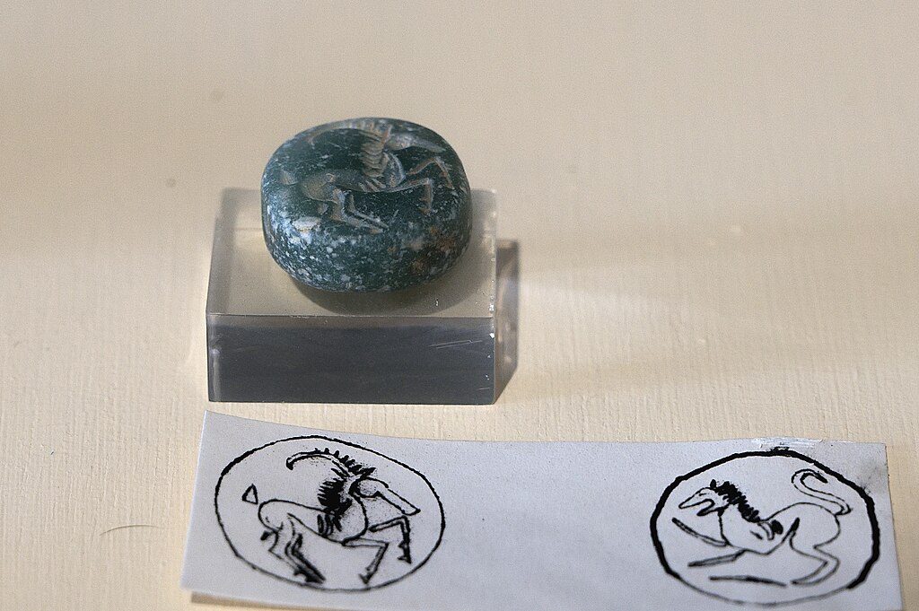 Pečetní razítko, 7. století před n. l. Archeologické muzeum na Paru, místnost B. Kredit: Zde, Wikimedia Commons.