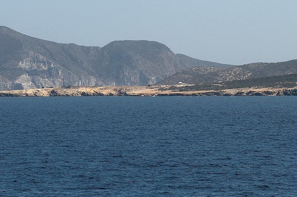 Despotiko z ferry (trajektu) z Paru na Íós. Archeologické naleziště. V pozadí a vlevo je Antiparos. Kredit: Zde, Wikimedia Commons. Licence CC 4.0.