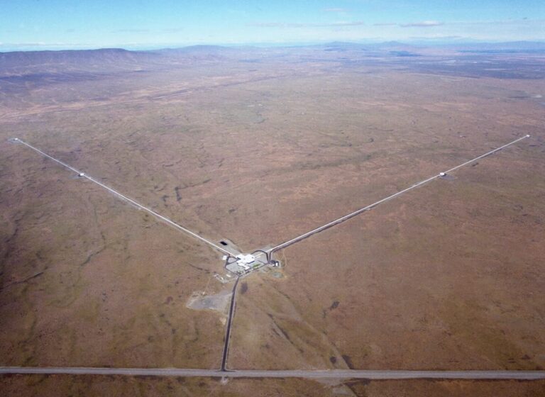 Detektor LIGO v lokalitě Hanford ve státě Washington. Zdroj: https://cdn.britannica.com/