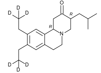 Struktura prvního schváleného léčiva deutetrabenazinu s šesti atomy deuteria.
Kredit: Vytvořeno  v BKChem.