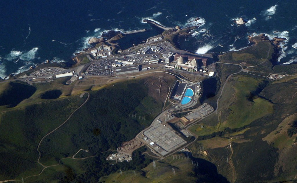 Diablo Canyon na mořském pobřeží. Kredit: Doc Searls, Wikimedia Commons, CC BY-SA 4.0.
