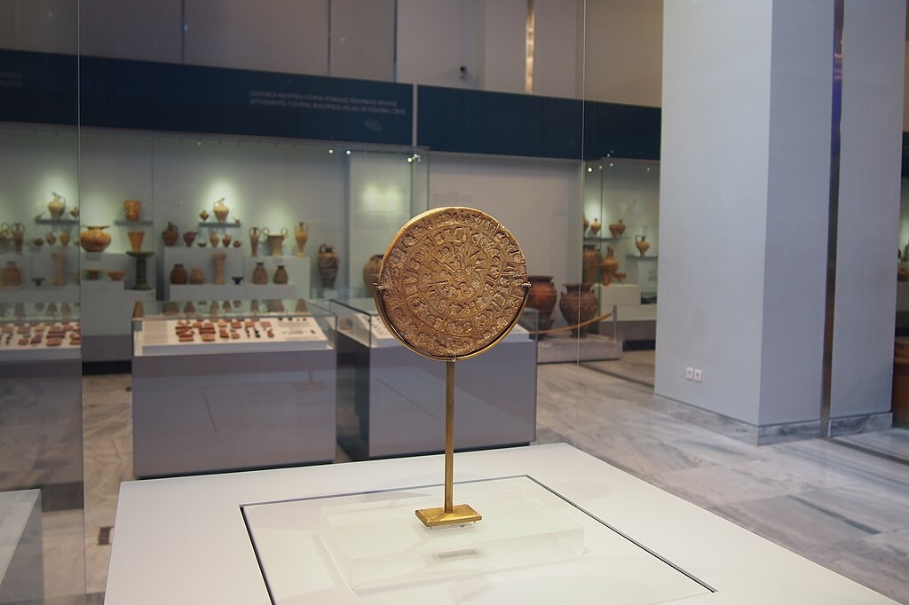 Disk z Faistu vystavený v jednom ze sálů Archeologického muzea v Irakliu. Kredit: C messier, Wikimedia Commons. Licence CC 3.0.