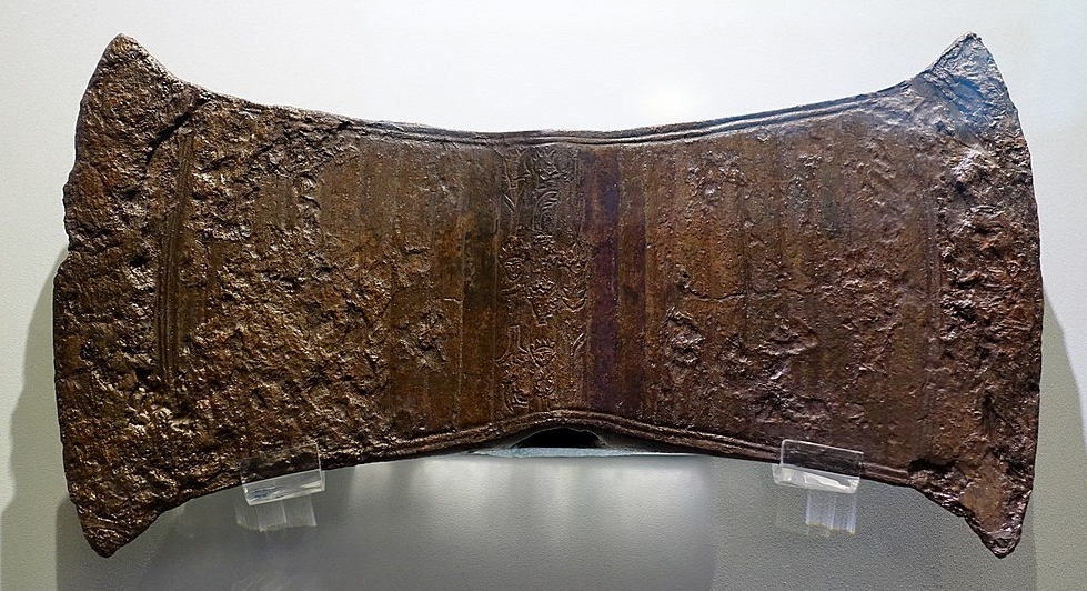 Dvojitá sekera (labrys) z jeskyně u Arkalochori, s nápisem, snad prý vyrytým, 17. století před n. l. Archeologické muzeum v Irakliu, X2416. Kredit: Olaf Tausch, Wikimedia Commons. Licence CC 3.0.
