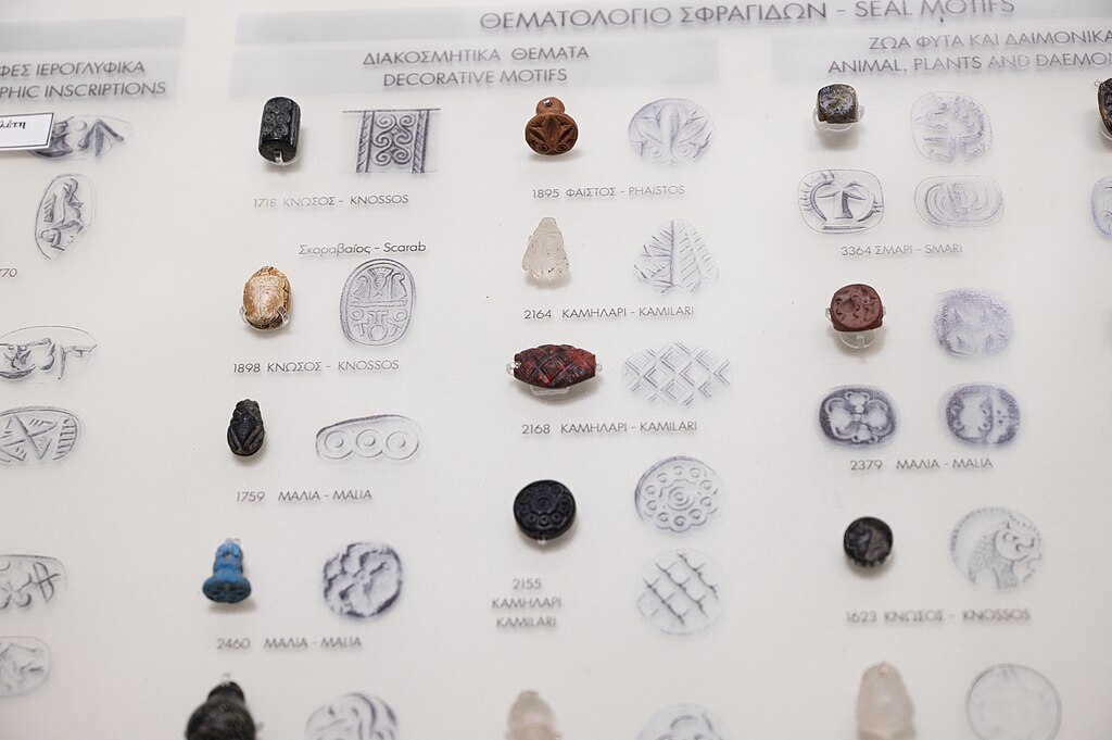 Miniaturní pečetní razítka krétské provenience, 1900–1700 před n. l. Archeologické muzeum v Irakliu. Kredit: Zde, Wikimedia Commons. Licence CC 4.0.