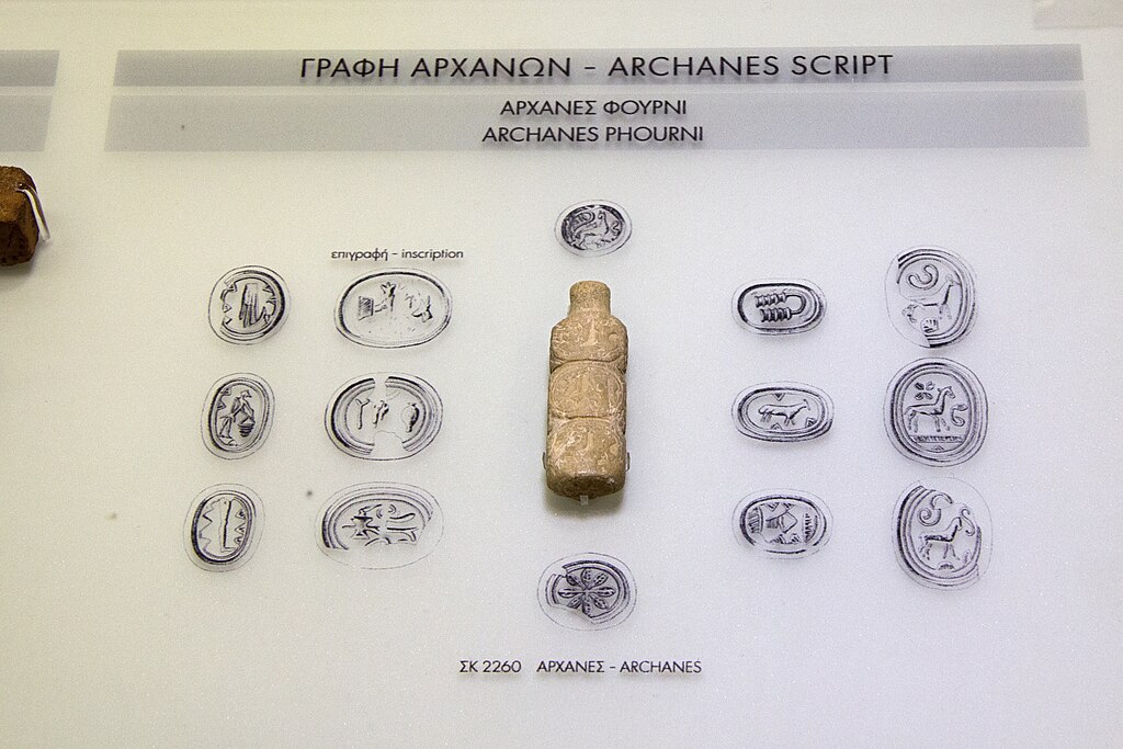 Nápis z Archanes, neobvyklá forma krétských hieroglyfů. Archanes, Fourni, 2100-1800 před n. l. Archeologické muzeum v Irakliu, Sk 2260. Kredit: Zde, Wikimedia Commons. Licence CC 4.0.