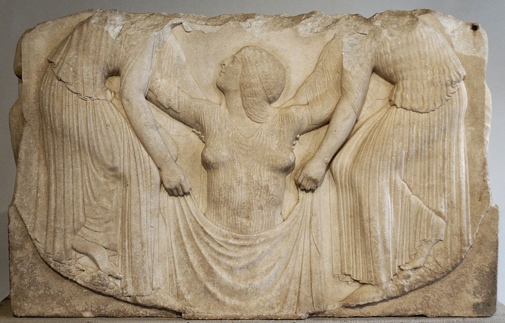 Zrození Afrodíty. Dvě služebné pomáhají Afrodítě z příboje, poté co se zrodila z „mořské pěny“, asi 460 před n. l. Ludovisi Collection v Římě. Kredit: Marie-Lan Nguyen, Wikimedia Commons.