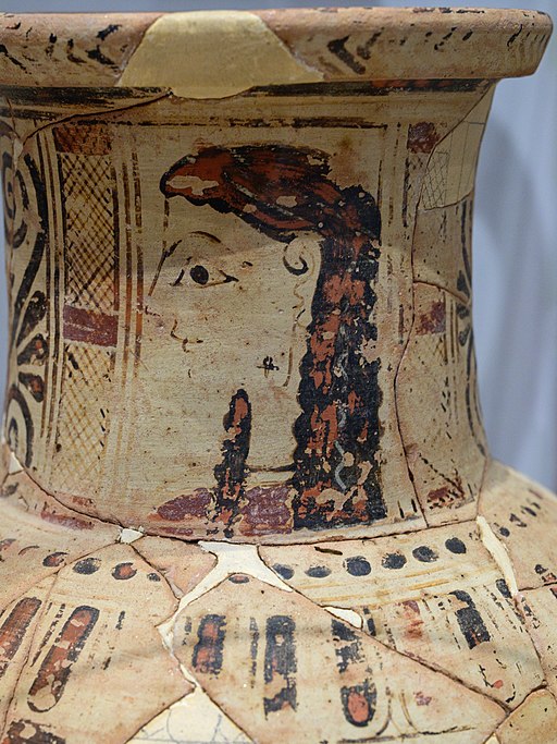 Parská dívka s náušnicí. Orientalizující amfora, 675-600 před n. l. Archeologické muzeum na Mykonu, IA 476. Kredit: Zde, Wikimedia Commons. Licence CC 4.0.