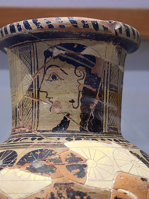 Parská dívka s náušnicí. Orientalizující amfora, 675-600 před n. l. Archeologické muzeum na Mykonu, IA 474. Kredit: Zde, Wikimedia Commons. Licence CC 4.0.