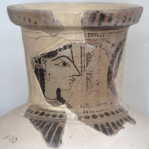 Parská dívka s náušnicí, 625-600 před n. l. Archeologické muzeum na Mykonu, IA 510. Kredit: Zde, Wikimedia Commons. Licence CC 3.0.