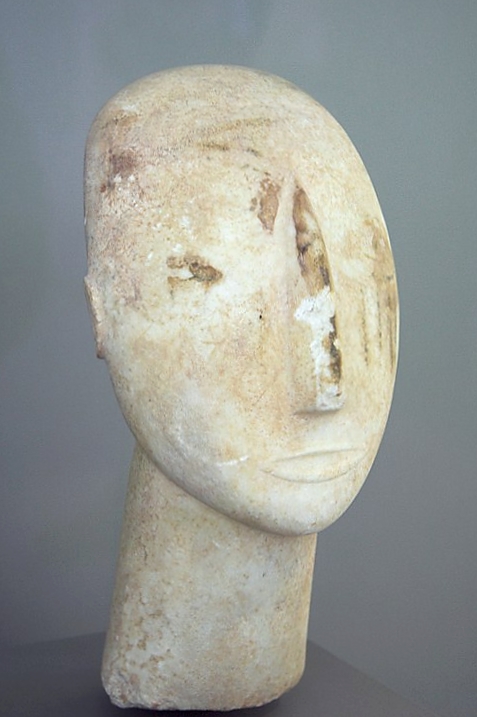 Hlava velkého kykladského idolu z Amorgu. Kykladská raná doba bronzová, 2800-2300 před n. l. Národní archeologické muzeum v Athénách 3909. Kredit: Zde, Wikimedia Commons. Licence CC 3.0.