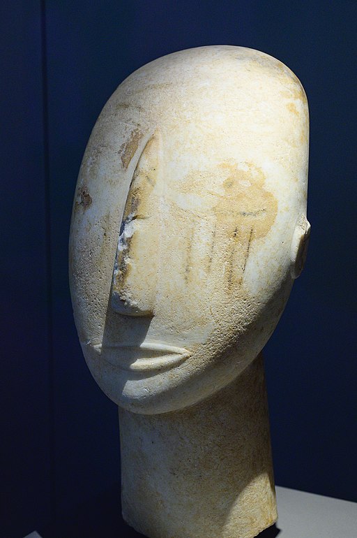 Hlava velkého kykladského idolu z Amorgu. Kredit: Zde, Wikimedia Commons. Licence CC 4.0.