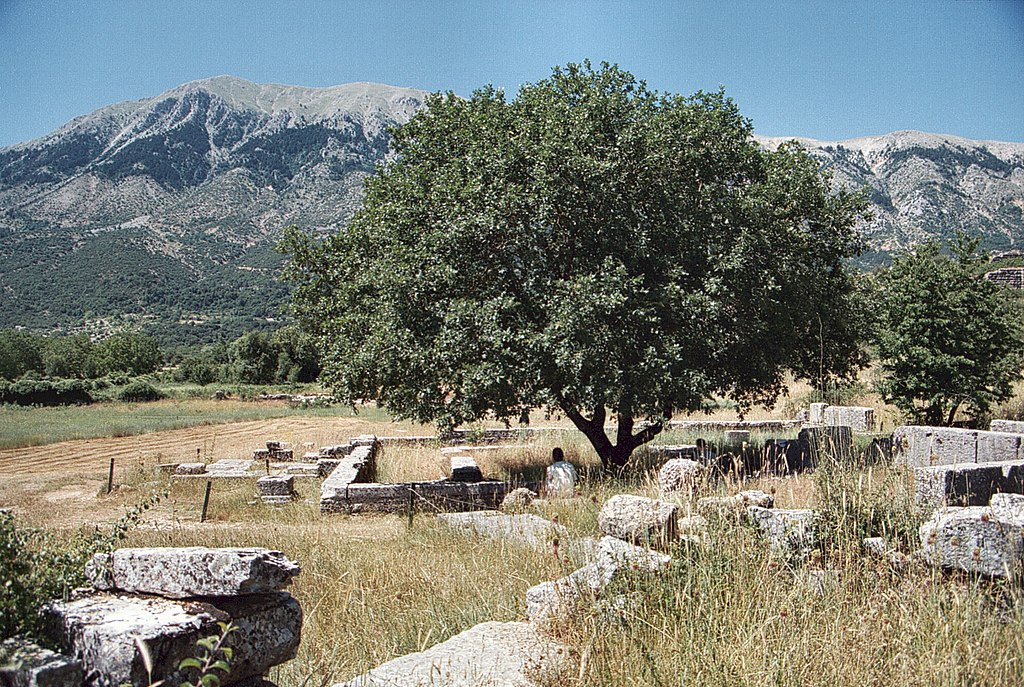 Diovo temenos, 300 až 250 před n. l., pohled od zbytků křesťanské basiliky. Kredit: Zde, Wikimedia Commons. Licence CC 4.0.