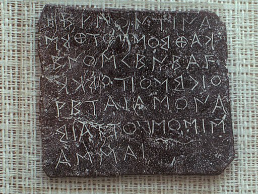 Olověná destička z Dódóny, na které je napsaný dotaz k věštírně, koncem 6. století před n. l. Archeologické muzeum v Ióannině M 12, 2941. Kredit: Zde, Wikimedia Commons. Licence CC 4.0.