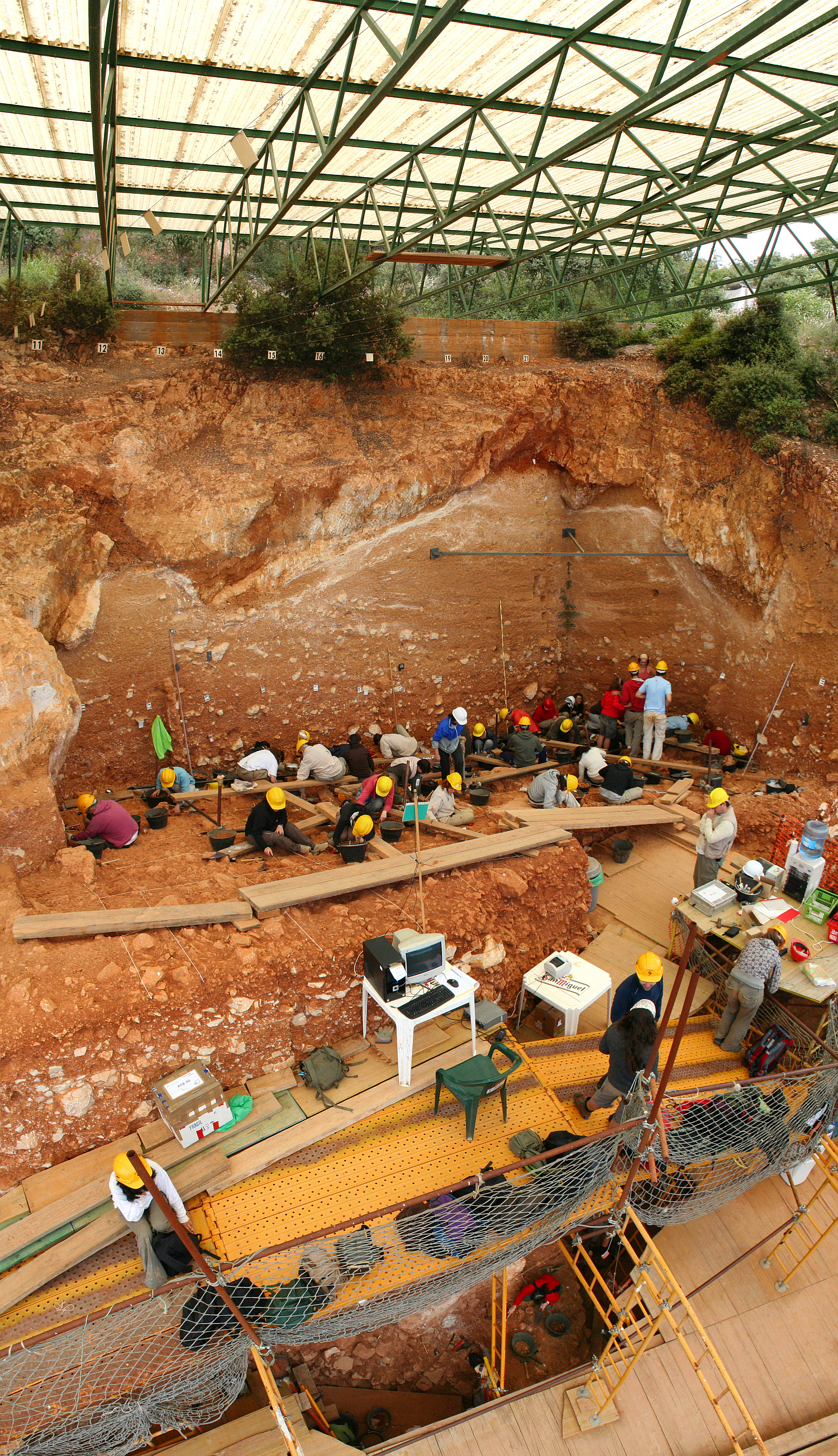 Pohled na probíhající vykopávky v jedné z lokalit  Atapuerca (Kredit: Mario Modesto Mata)