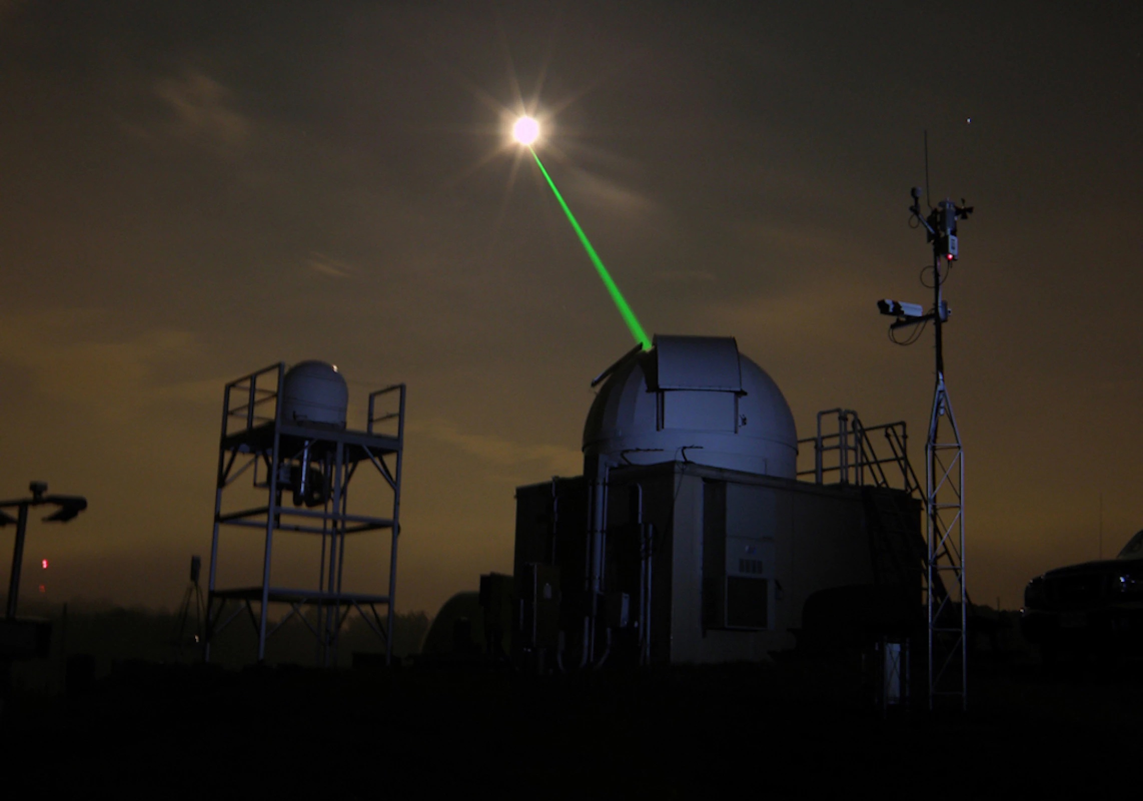 Pozemské lasery pálí na Měsíc. Kredit: Tom Zagwodzki/Goddard Space Flight Center.