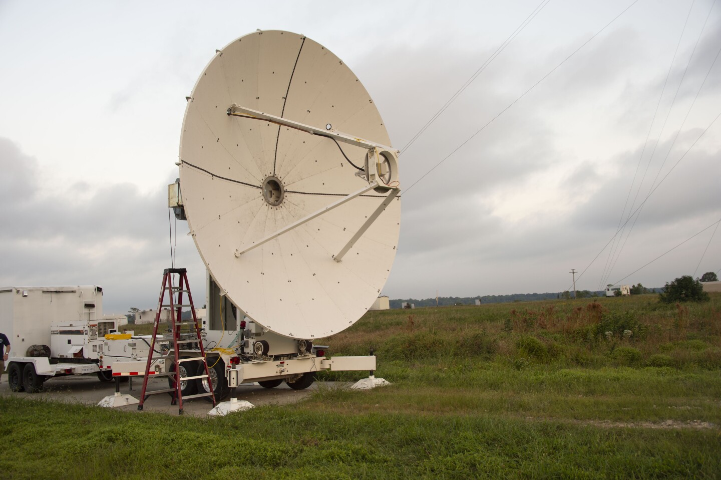 Mikrovlnný vysílač projektu SCOPE-M v experimentu. Kredit: NRL.