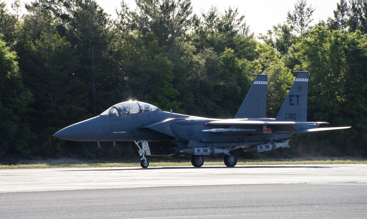 Letoun F-15E s municí Quicksink při testu. . Kredit: US Air Force photo/1st Lt Lindsey Heflin.