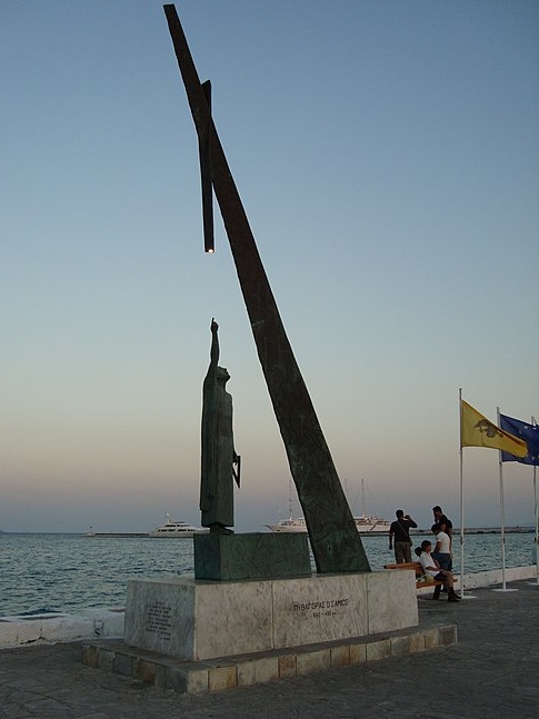 Pythagorův pomník v Pythagoreiu na ostrově Samu, pozdní 20. století. Kredit: Njaker, Wikimedia Commons