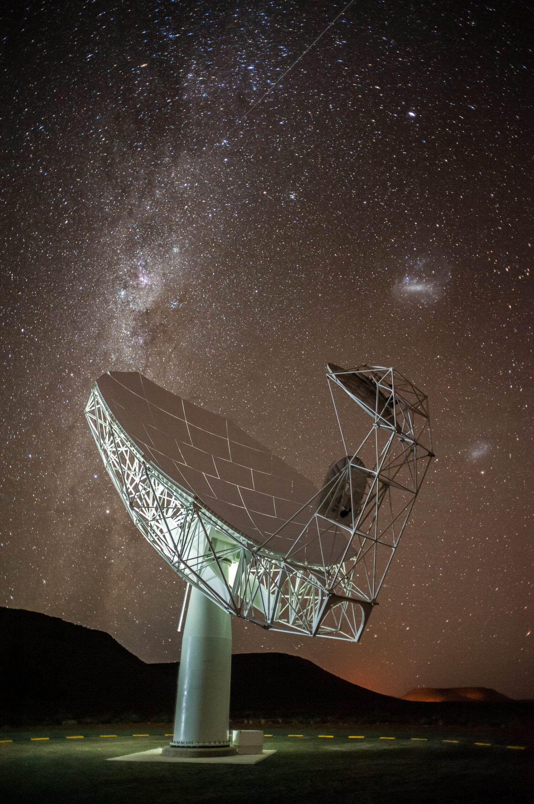 Anténa soustavy radioteleskopů MeerKAT. Kredit: SARAO.