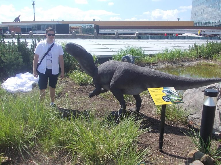 Model burianosaura, umístěný v pražském DinoParku v červnu 2018. Přesná podoba tohoto dinosaura zatím není známá, ale na základě porovnání s příbuznými druhy ornitopodů mohl „český“ dinosaurus skutečně vypadat zhruba takto. Autor blogu (výška 180 cm)