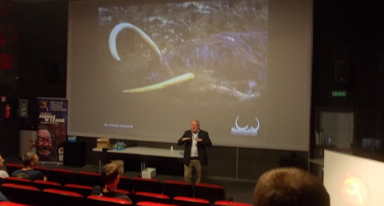 Momentka z prezentace holandského badatele Dicka Mola, který zachránil ze sibiřského permafrostu již nejednu skvěle zachovanou mršinu mamuta srstnatého. Kredit: Autor článku