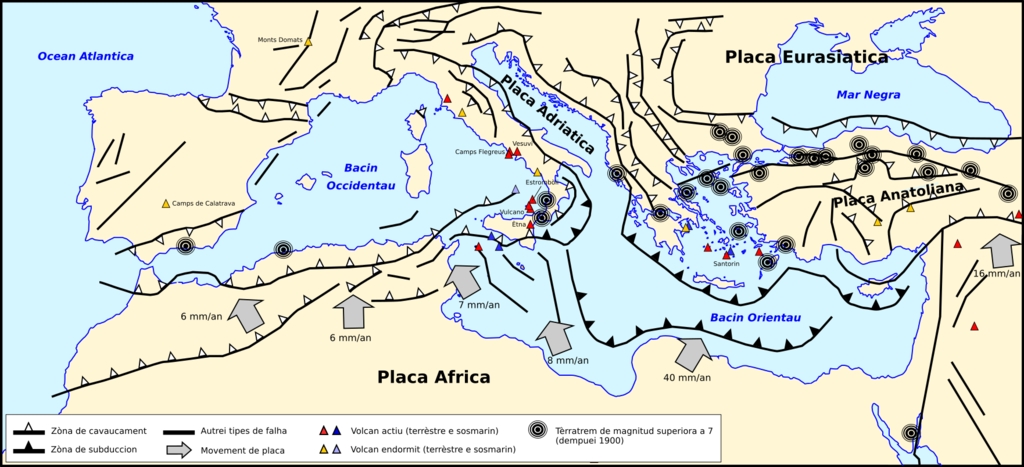 Mapa tektoniky Mediteránu. Nezdá se, že by větvení a kolize filosofických myšlenek přímo kopírovaly tektoniku, i když je zvláštní, že například sopkám se řečtí Iónové na rozdíl od Dórů vyhýbali, viz Mélos (Milos) a Théra (Santorini). Kredit: Nicolas 