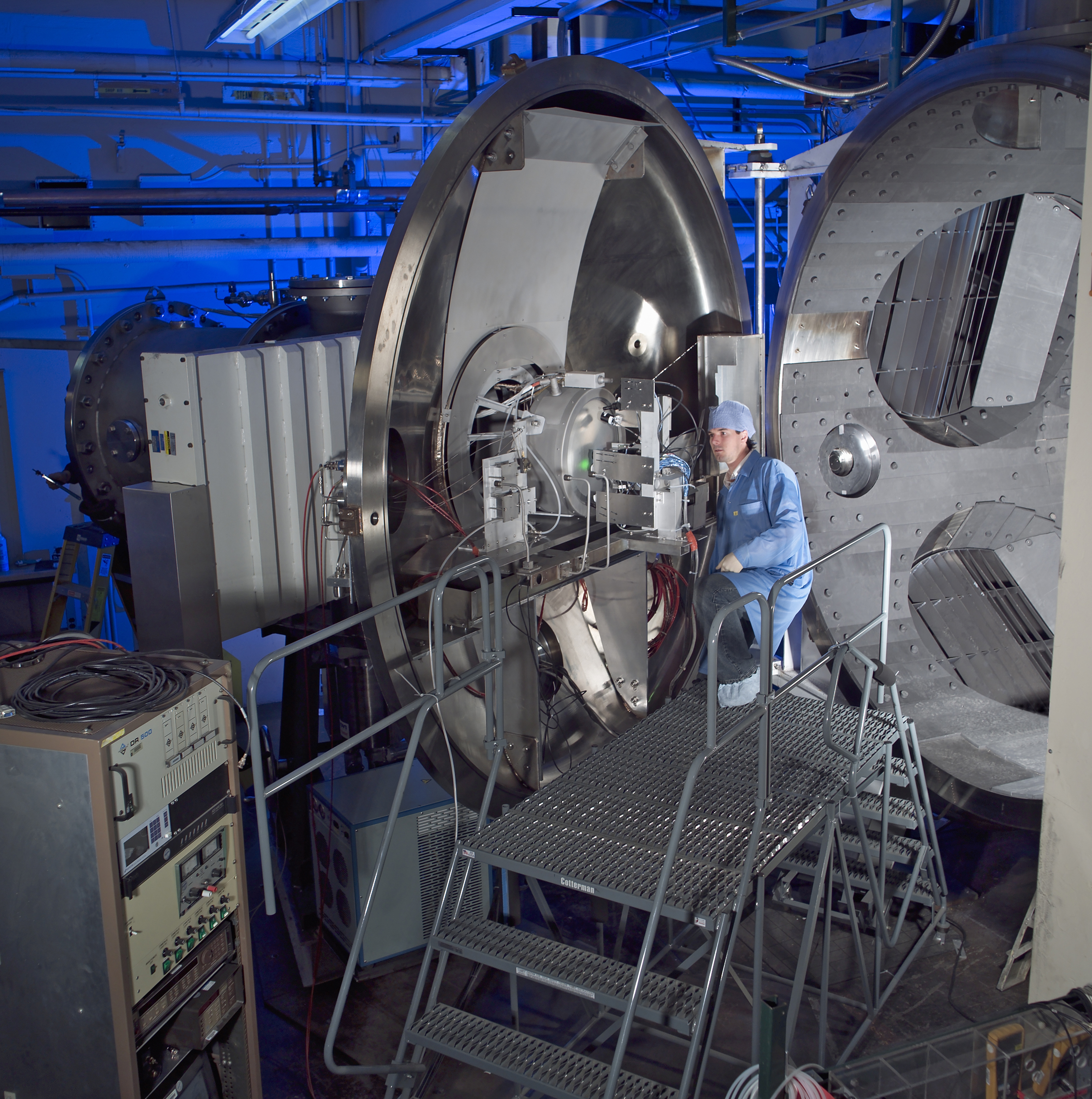 Dveře vakuové komory s nově vyvíjeným iontovým motorem NEXT se zavřely v roce 2005 a až do letošního roku 2013 probíhal jeho dlouhodobý test (zdroj NASA).