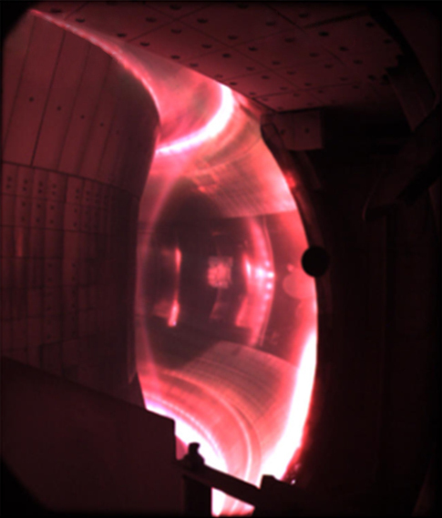 Žhavé plazma v reaktoru EAST (2017). Kredit: Gao et al. (2017), Nuclear Fusion, CC BY 3.0