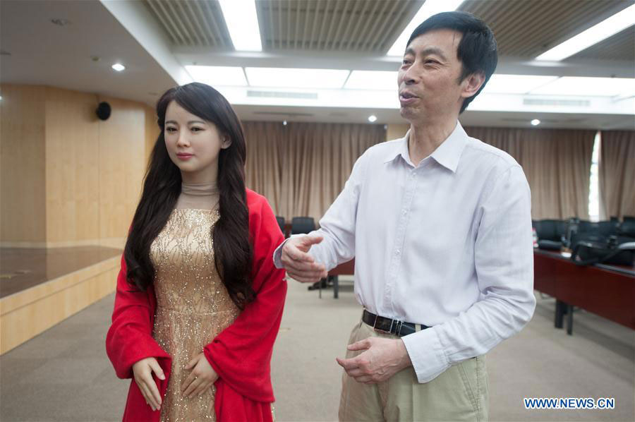 Jiajia v doprovdu Chen Xiaoping(a), vedoucího výzkumného týmu na University of Science. [Photo / Xinhua]