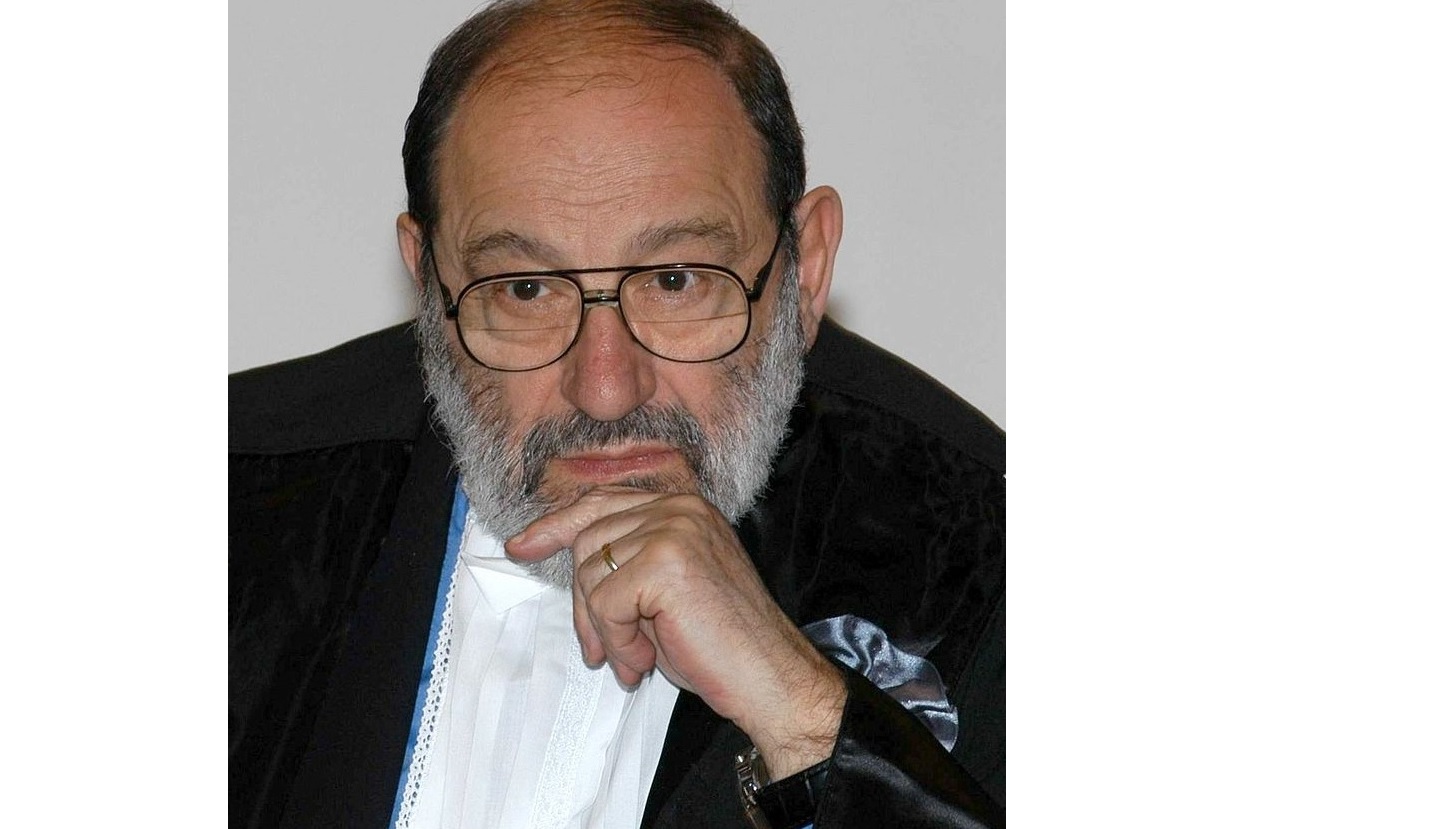 Umberto Eco. ItalskĂ˝ estetik,Â filosofÂ a spisovatel, povaĹľovanĂ˝ za jednoho z nejvĂ˝znamnÄ›jĹˇĂ­ch pĹ™edstavitelĹŻÂ postmodernyÂ 60. let 20. stoletĂ­. Loni zemĹ™el. I kdyĹľ tento profesorÂ naÂ univerzitÄ› v Bologni a prezidentÂ Univerzity San Mari