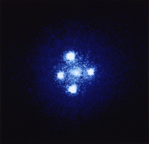 Einsteinovy kříže jsou elegantním projevem gravitační čočky. Kredit: NASA, ESA, and STScI.