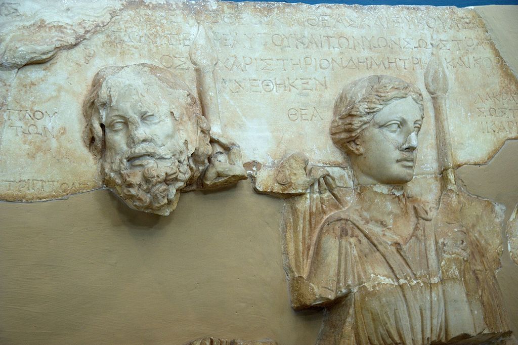 Detail z votivního reliéfu: Hádés je popsaný jako „Plútón“ a Koré jako „bohyně“, 100 až 90 před n. l. Archeologické muzeum v Eleusině 5079. Kredit: Zde, Wikimedia Commons.