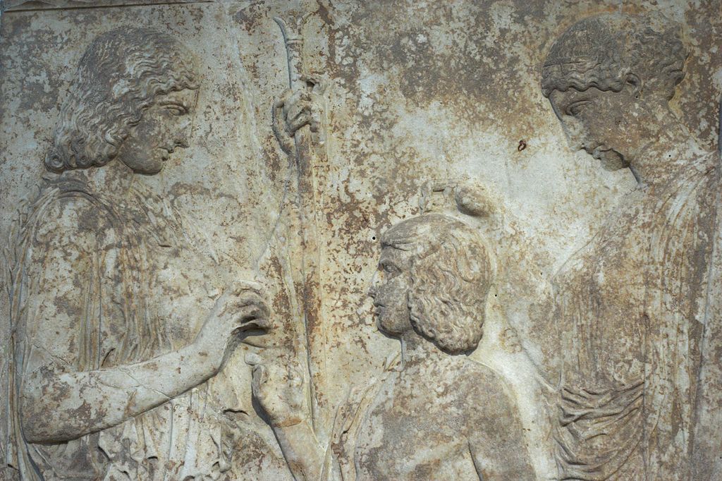Votivní reliéf z Eleusiny: vlevo Démétér, uprostřed Triptolemos, vpravo Koré (Persefoné), 440 až 430 před n. l. Národní archeologické muzeum v Athénách 126. Kredit: Zde, Wikimedia Commons.