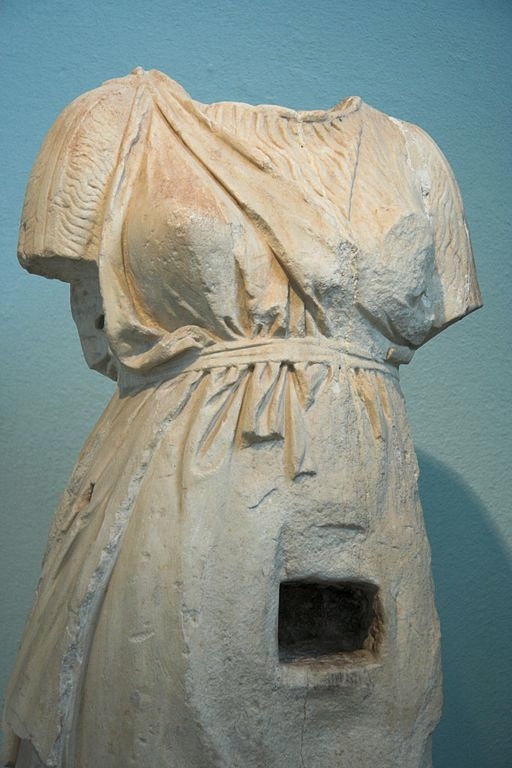 Mramorová socha bohyně v životní velikosti se schránkou na identifikační obětiny. Archeologické muzeum v Eleusině 5140. Kredit: Zde, Wikimedia Commons.