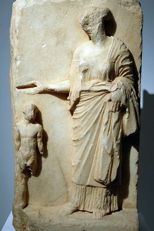 Persefoné očišťuje zasvěcence, asi 400 před n. l. Archeologické muzeum v Eleusině. Kredit: Davide Mauro, Wikimedia Commons.