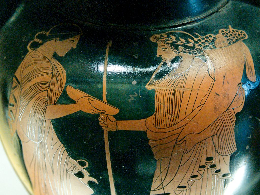 Démétér a Hádés s rohem hojnosti (trochu připomíná Dionýsa), 470 před n. l. Louvre G 209. Kredit: Marie-Lan Nguyen alias Jastrow, Wikimedia Commons.