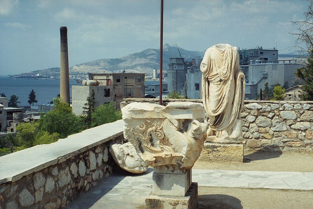 Podsvětní charakter Eleusiny byl koncem minulého století doslova cítit i z lapidária muzea. Kredit: Zde, Wikimedia Commons.