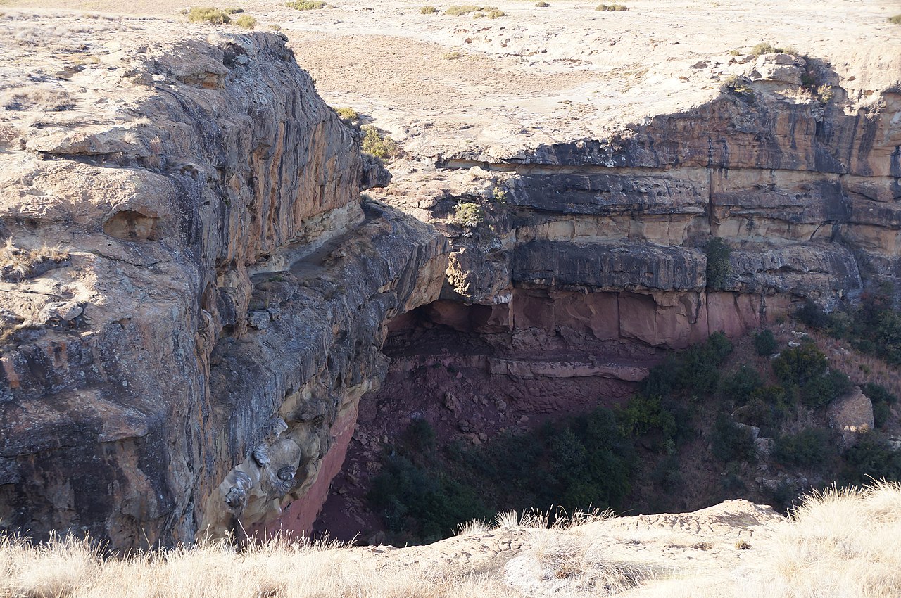 Sedimentární výchozy geologického souvrství Elliot, z nichž nejspíš pocházejí i dinosauří fosilie, náhodně objevované Sany v době před vznikem vědecké paleontologie. Tyto jeskyně v údolí Matalane se nacházejí na území distriktu Leribe v Lesothu. Kred