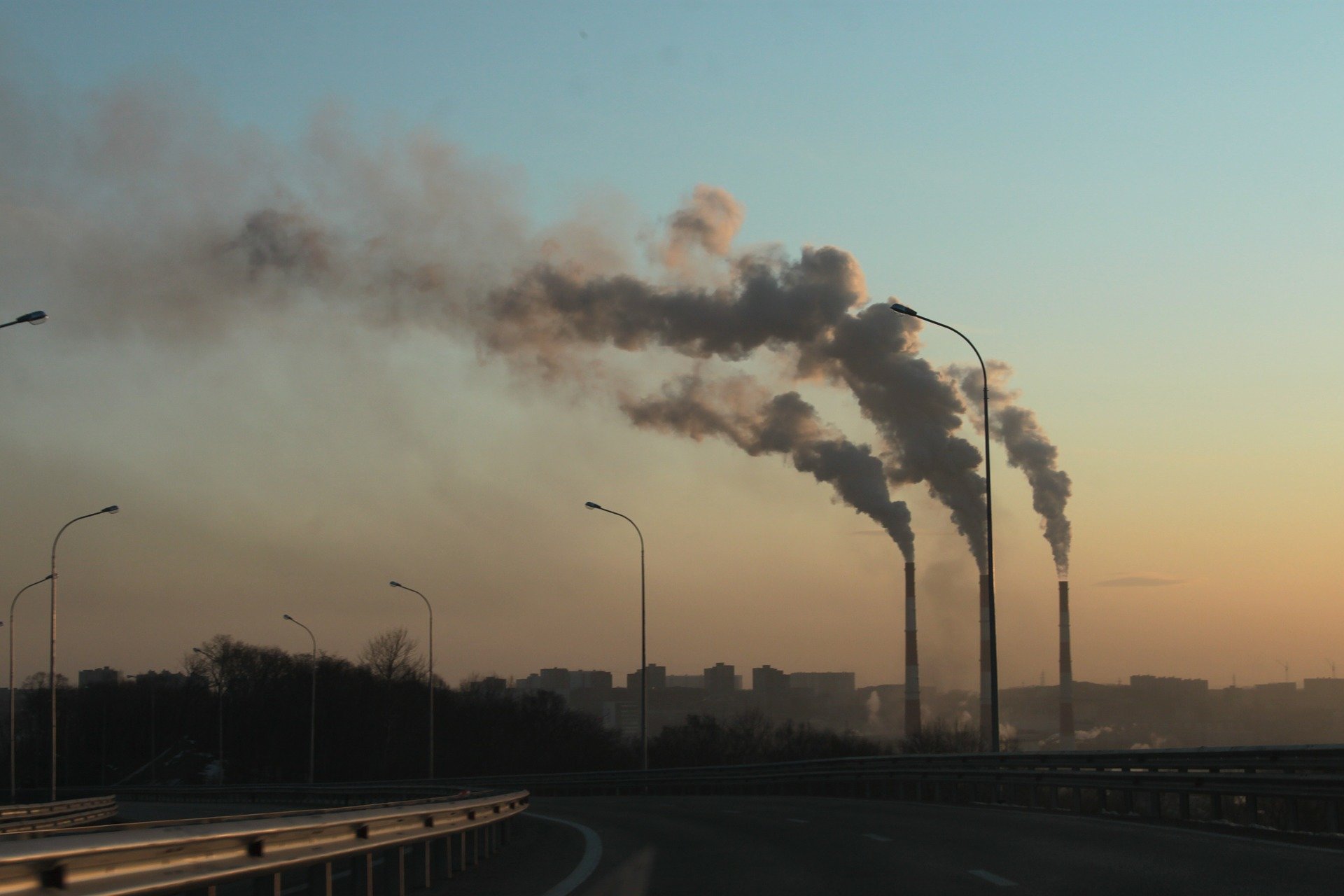 Pokud vědci u sledovaných instalovaných zařízení na eliminaci CO2 započítali všechny vstupy nutné k jejich provozu, deklarovaná účinnost z devadesáti procent klesla na deset procent.