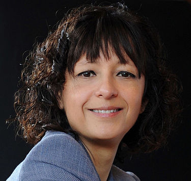 Emmanuelle Marie Charpentier. PĹŻvodnÄ› francouzskĂˇ mikrobioloĹľka, pozdÄ›ji genetiÄŤka, biochemiÄŤka a svÄ›tobÄ›Ĺľnice s praxĂ­ na nÄ›kolika americkĂ˝ch universitĂˇch, nemocnicĂ­ch, stĂˇĹľemi ve VĂ­dni, NÄ›kolka pracoviĹˇti ve Ĺ vĂ©dsku, toho ÄŤasu