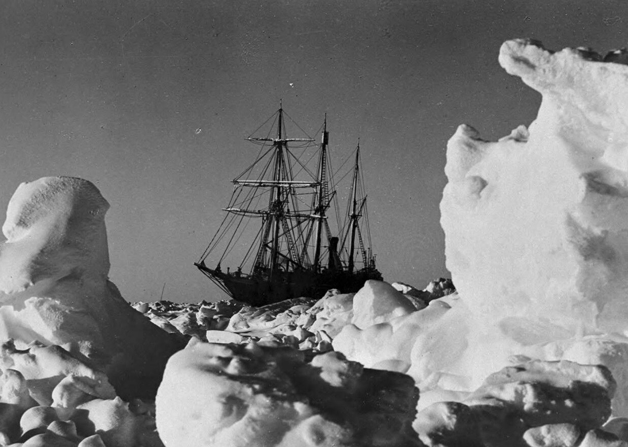 Endurance uvězněna v antarktickém mořském ledu v únoru 1915. Fotil účastník Shackletonovy expedice Frank Hurley (1885–1962) Kredit: Wikipedia.