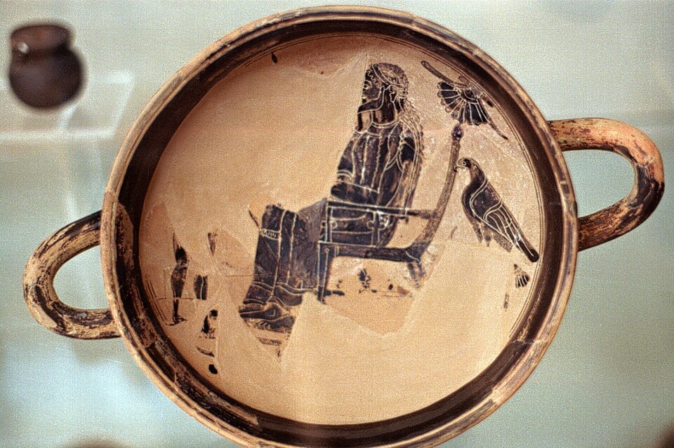 Zeus důstojně vládne, i s orlem. Lakónský kylix, kolem roku 530 před n. l. Archeologické muzeum v Olympii, K 1292. Kredit: Zde, Wikimedia Commons. Licence CC 4.0.