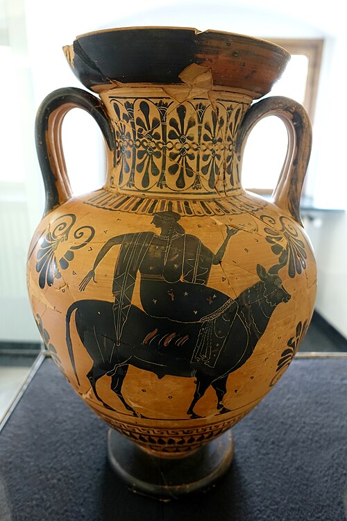 Zeus v podobě býka unáší Európu. Černofigurová malba na amfoře, 510 před n. l. Martin von Wagner Museum, Würzburg, L 193. Kredit: Daderot, Wikimedia Commons. Licence CC 1.0.
