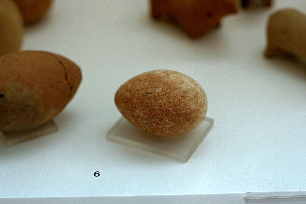 ajíčka votivní, terakota a mramor. Ze svatyně pod širým nebem nebo votivní jámy, Olous (Elounda), 700-400 před n. l. Archeologické muzeum Ag. Nikolaos. Kredit: Zde, Wikimedia Commons. Licence CC 4.0.