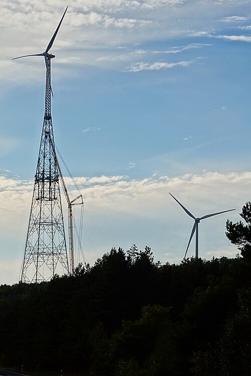 Nejvyšší větrná turbína světa. Kredit: Mysli, Wikimedia Commons, CC BY-SA 4.0.