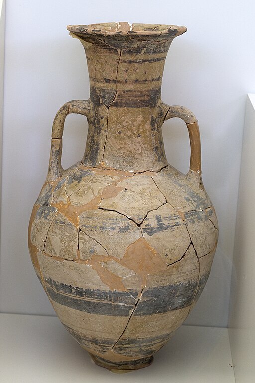 Eteokrétská amfora. Archeologické muzeum v Sitii. Kredit: Zde, Wikimedia Commons. Licence CC 4.0.