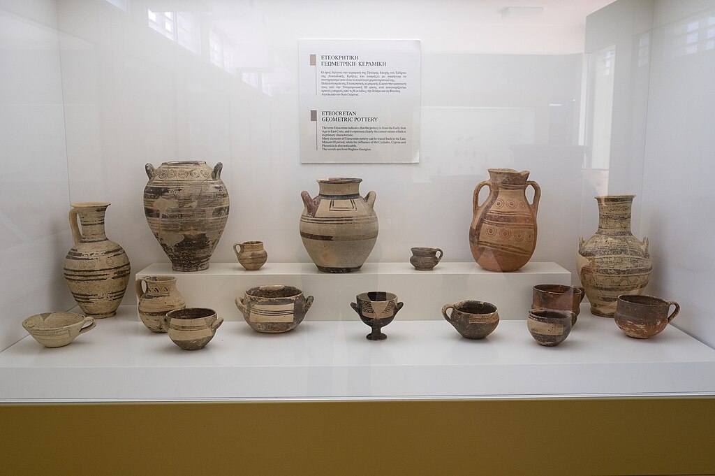 Eteokrétská geometrická keramika z Ag. Georgios na východní Krétě. Archeologické muzeum v Sitii. Kredit: Zde, Wikimedia Commons. Licence CC 4.0.