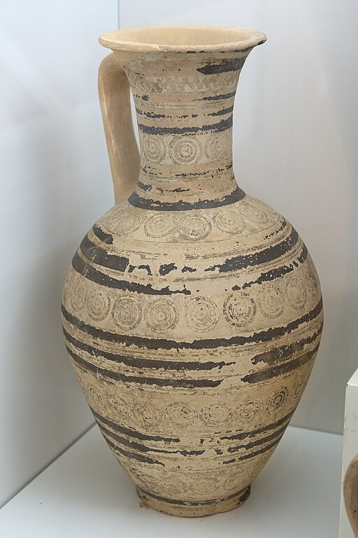 Vysoký džbán zdobený soustřednými kruhy. Archeologické muzeum v Sitii. Kredit: Zde, Wikimedia Common. Licence CC 4.0