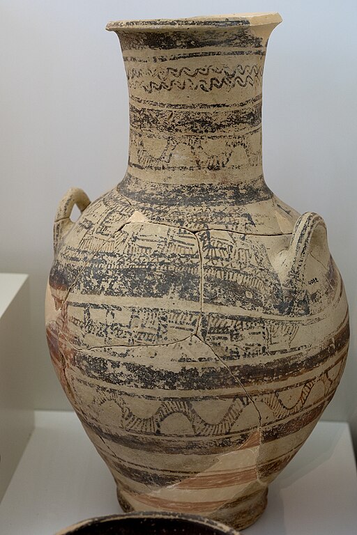 Svérázně provedená geometrická amfora. Archeologické muzeum v Sitii. Kredit: Zde, Wikimedia Commons. Licence CC 4.0.