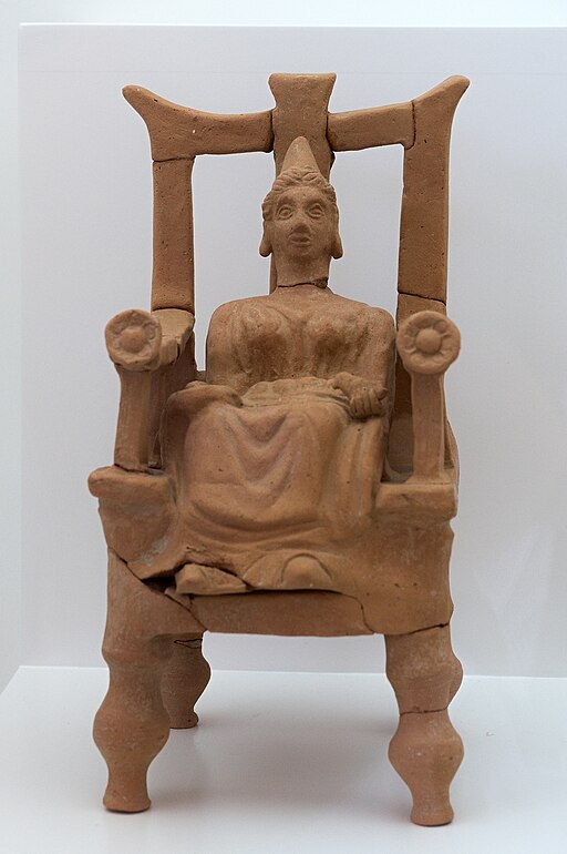 Terakotová plastika bohyně Kybelé. Akropole města Praisos, začátek 5. století před n. l. Archeologické muzeum v Sitii. Kredit: Zde, Wikimedia Commons. Licence CC 4.0.